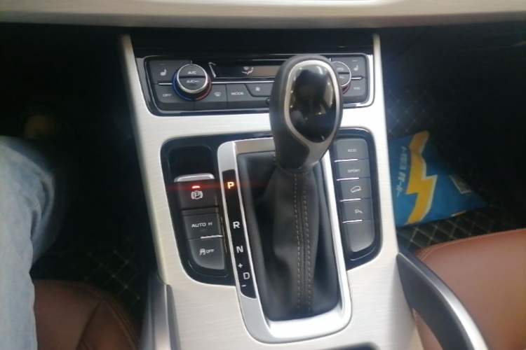 Used Geely Auto Emgrand X7 Sport 2018 1.8TD Automatic Two-Wheel Drive ZhiZun Model with 4G Connectivity Gear Lever