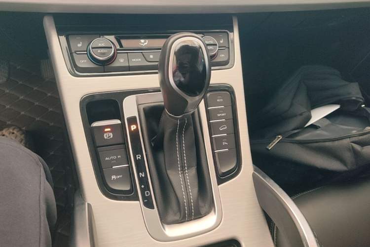 Used Geely Auto Emgrand X7 Sport 2018 1.8TD Automatic Two-Wheel Drive Smart Connect 4G Internet Edition Gear Lever
