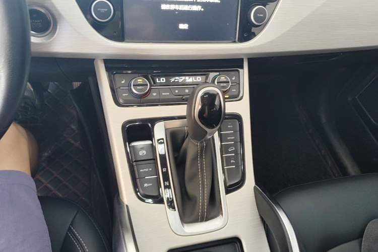 Used Geely Auto Emgrand X7 Sport 2018 1.8TD Automatic Two-Wheel Drive Smart Connect 4G Internet Edition Gear Lever