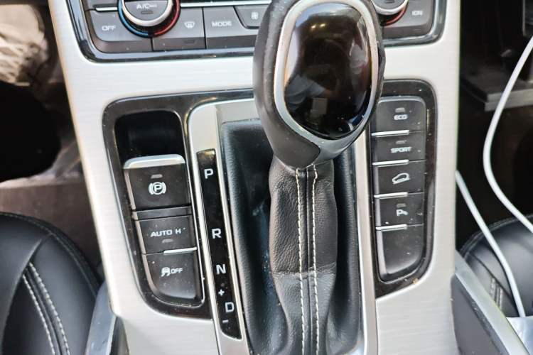 Used Geely Auto Emgrand X7 Sport 2018 1.8TD Automatic Two-Wheel Drive Smart Connect 4G Internet Edition Gear Lever