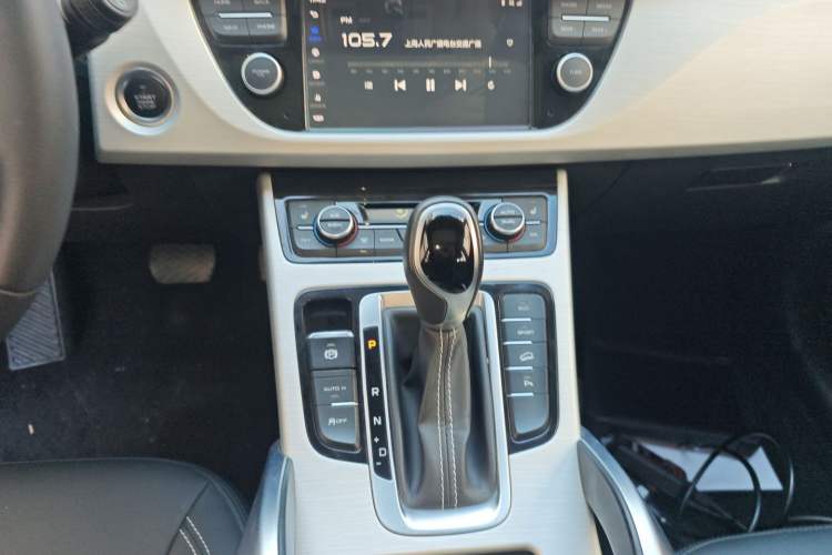 Used Geely Auto Emgrand X7 Sport 2018 1.8TD Automatic Two-Wheel Drive Smart Connect 4G Internet Edition Gear Lever