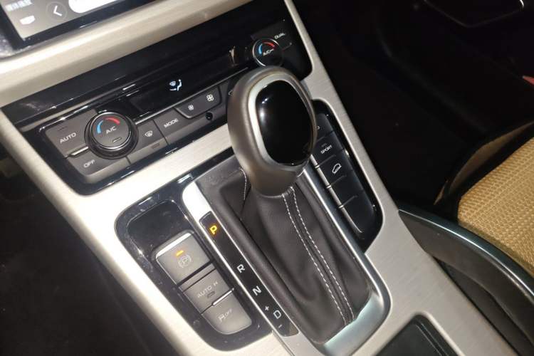 Used Geely Auto Emgrand X7 Sport 2018 1.8TD Automatic Two-Wheel Drive Zhiya Model Gear Lever