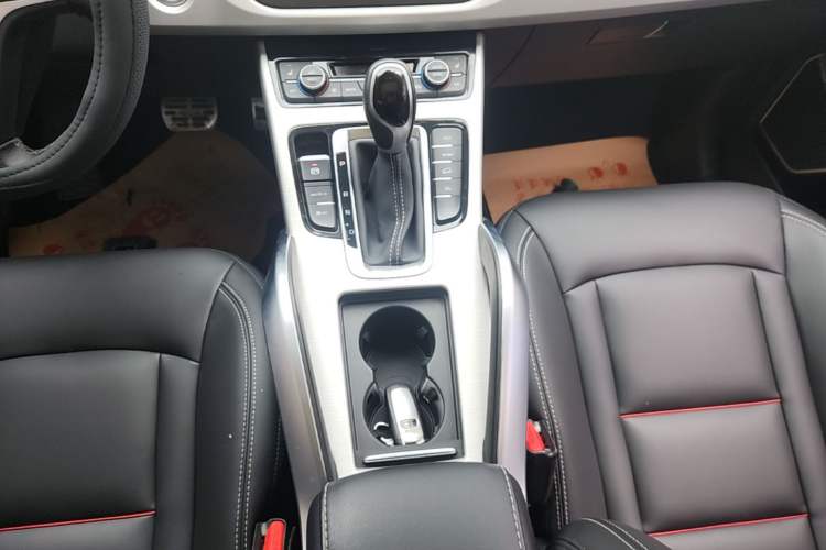 Used Geely Auto Emgrand X7 Sport 2018 1.8TD Automatic Two-Wheel Drive Smart 4G Connected Version Gear Lever
