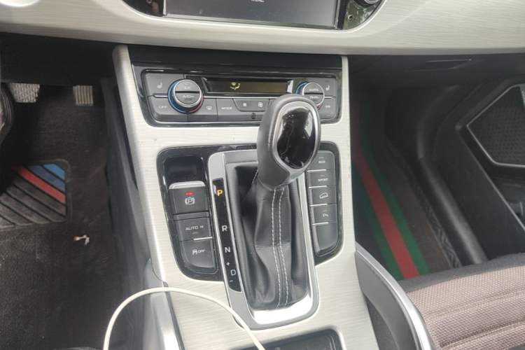 Used Geely Auto Emgrand X7 Sport 2018 1.8TD Automatic Two-Wheel Drive Smart Connect 4G Internet Edition Gear Lever