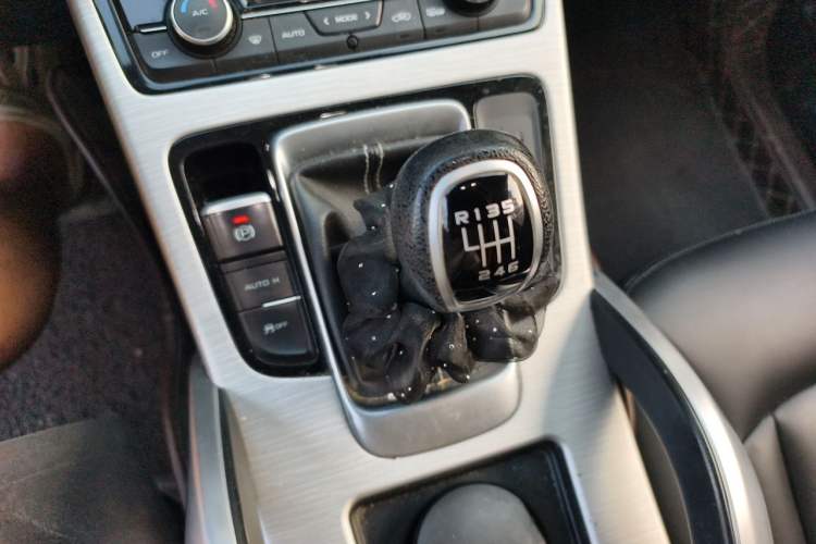 Used Geely Auto Emgrand X7 Sport 2018 2.0L Manual Two-Wheel Drive Zhiya Version Gear Lever