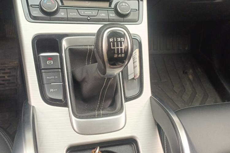 Used Geely Auto Emgrand X7 Sport 2018 2.0L Manual Two-Wheel Drive Zhiya Version Gear Lever