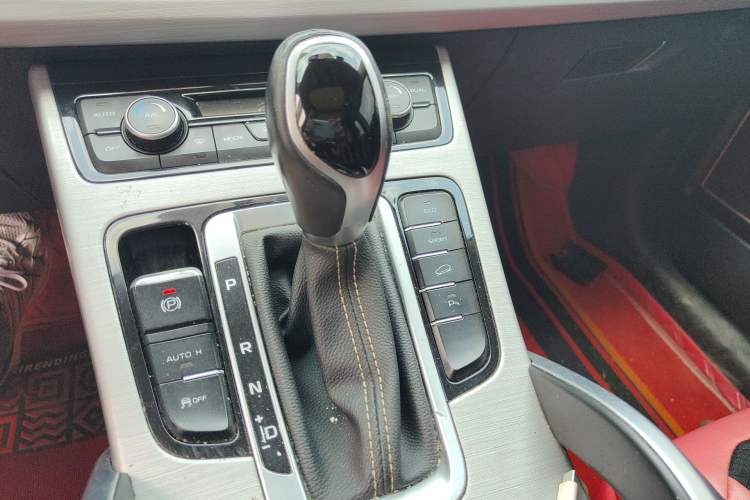 Used Geely Auto Emgrand X7 Sport 2018 1.8TD Automatic Two-Wheel Drive Smart Connect 4G Internet Edition Gear Lever