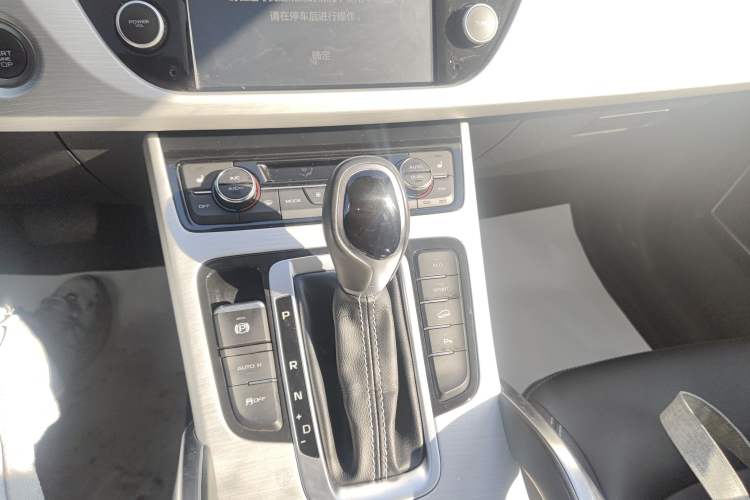 Used Geely Auto Emgrand X7 Sport 2018 1.8TD Automatic Two-Wheel Drive Smart Connect 4G Internet Edition Gear Lever