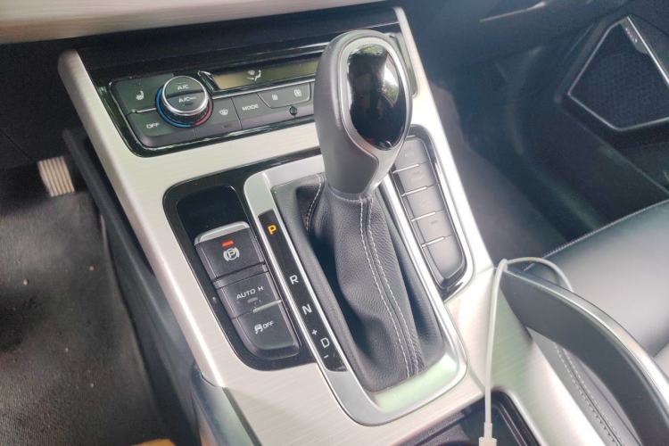 Used Geely Auto Emgrand X7 Sport 2018 1.8TD Automatic Two-Wheel Drive Smart 4G Connected Version Gear Lever