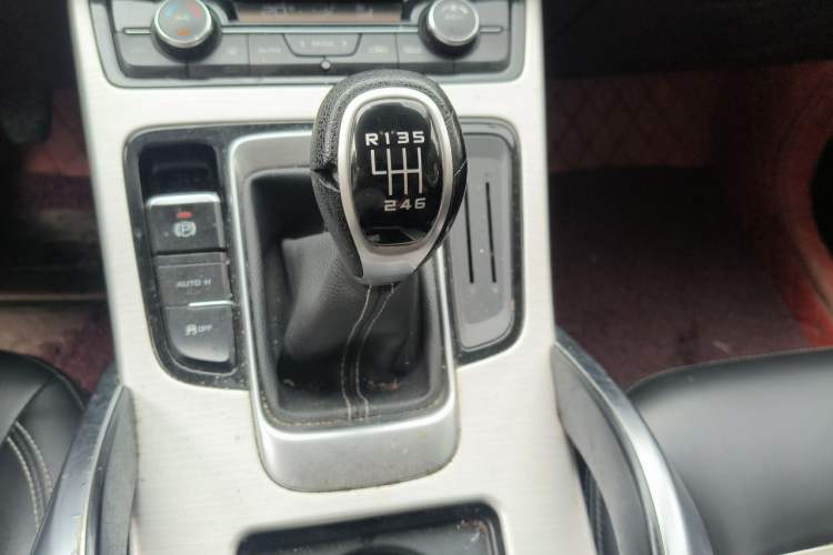 Used Geely Auto Emgrand X7 Sport 2018 2.0L Manual Two-Wheel Drive Zhiya Version Gear Lever