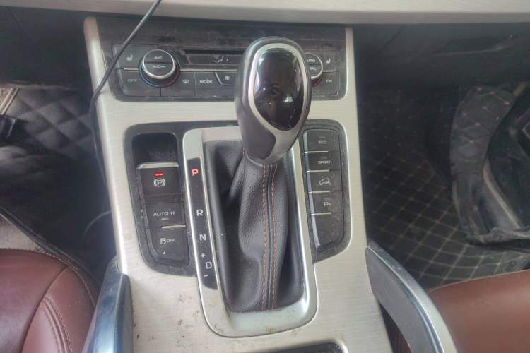 Used Geely Auto Emgrand X7 Sport 2018 1.8TD Automatic Two-Wheel Drive ZhiZun Model with 4G Connectivity Gear Lever