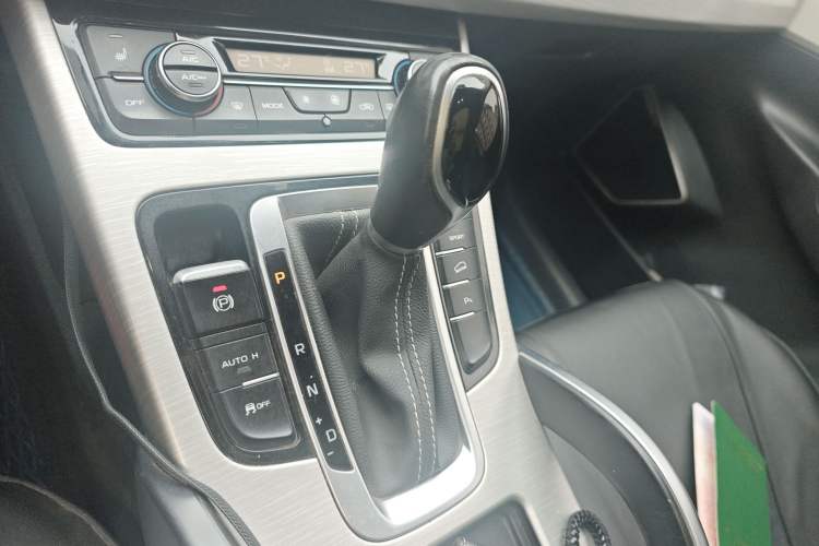 Used Geely Auto Emgrand X7 Sport 2018 1.8TD Automatic Two-Wheel Drive Smart Connect 4G Internet Edition Gear Lever