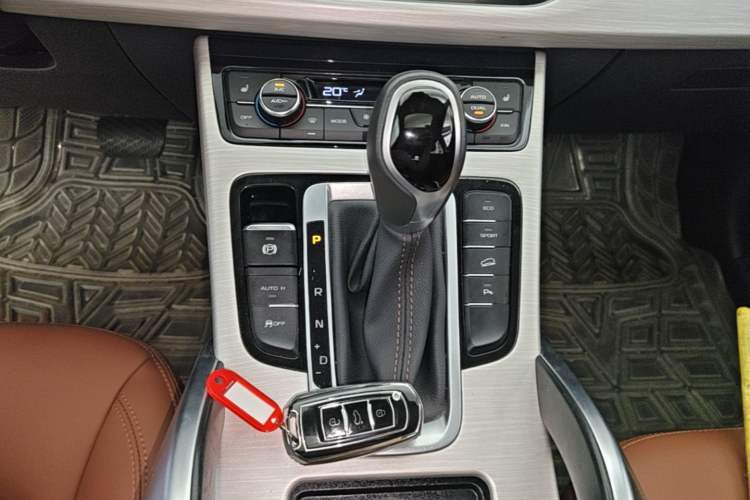 Used Geely Auto Emgrand X7 Sport 2018 1.8TD Automatic Two-Wheel Drive ZhiZun Model with 4G Connectivity Gear Lever