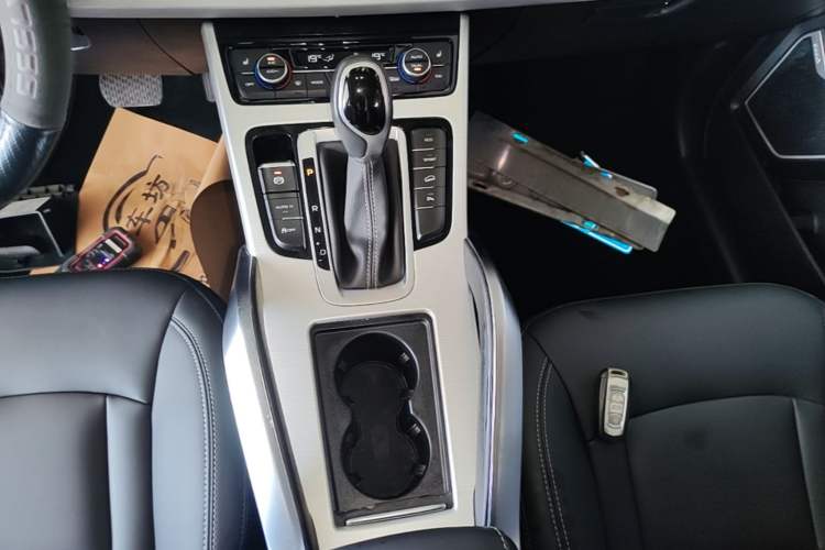 Used Geely Auto Emgrand X7 Sport 2018 1.8TD Automatic Two-Wheel Drive Smart Connect 4G Internet Edition Gear Lever