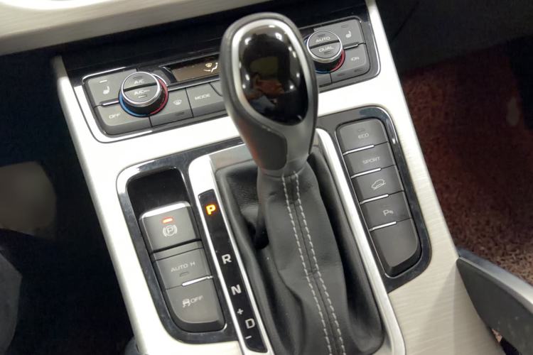 Used Geely Auto Emgrand X7 Sport 2018 1.8TD Automatic Two-Wheel Drive Smart Connect 4G Internet Edition Gear Lever