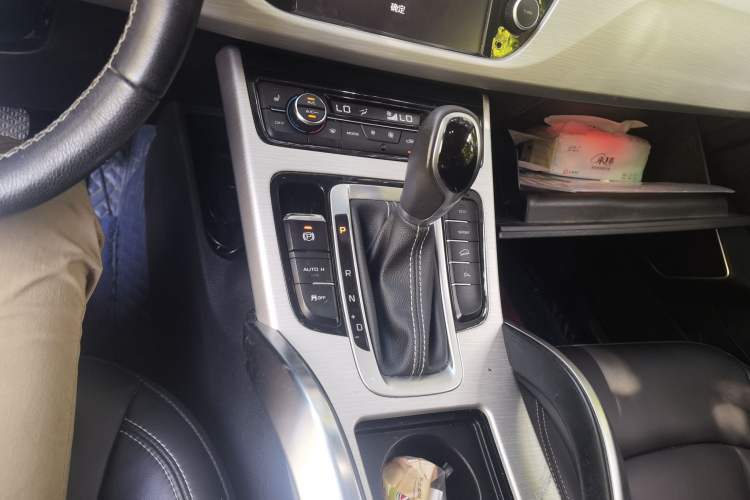 Used Geely Auto Emgrand X7 Sport 2018 1.8TD Automatic Two-Wheel Drive ZhiZun Model with 4G Connectivity Gear Lever