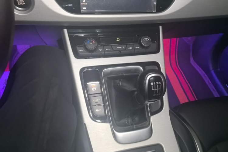 Used Geely Auto Emgrand X7 Sport 2018 2.0L Manual Two-Wheel Drive Zhiya Version Gear Lever