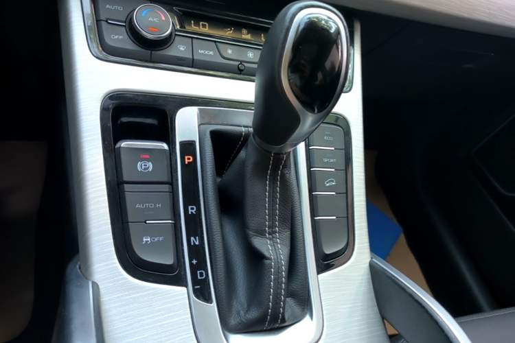 Used Geely Auto Emgrand X7 Sport 2018 1.8TD Automatic Two-Wheel Drive Zhiya Model Gear Lever