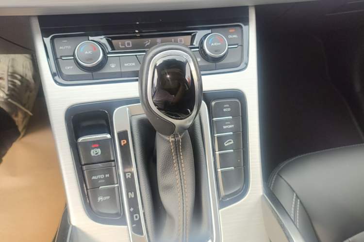 Used Geely Auto Emgrand X7 Sport 2018 1.8TD Automatic Two-Wheel Drive Zhiya Model Gear Lever