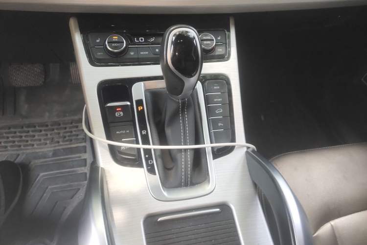 Used Geely Auto Emgrand X7 Sport 2018 1.8TD Automatic Two-Wheel Drive Smart 4G Connected Version Gear Lever