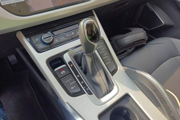 Used Geely Auto Emgrand X7 Sport 2018 1.8TD Automatic Two-Wheel Drive Smart 4G Connected Version Gear Lever