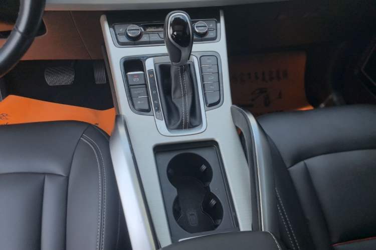 Used Geely Auto Emgrand X7 Sport 2018 1.8TD Automatic Two-Wheel Drive Smart Connect 4G Internet Edition Gear Lever