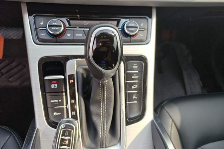 Used Geely Auto Emgrand X7 Sport 2018 1.8TD Automatic Two-Wheel Drive Smart Connect 4G Internet Edition Gear Lever