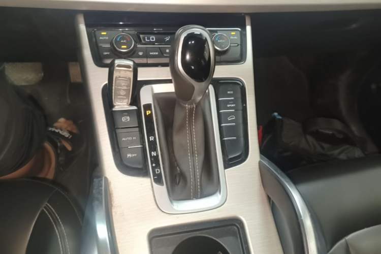 Used Geely Auto Emgrand X7 Sport 2018 1.8TD Automatic Two-Wheel Drive Zhiya Model Gear Lever