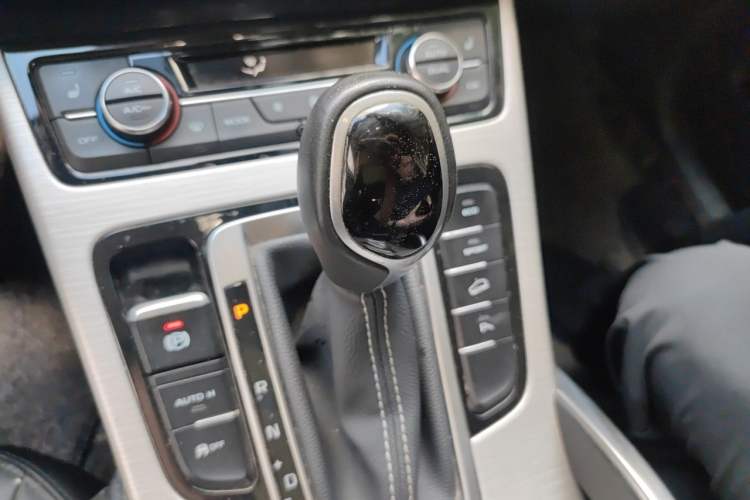 Used Geely Auto Emgrand X7 Sport 2018 1.8TD Automatic Two-Wheel Drive Smart 4G Connected Version Gear Lever