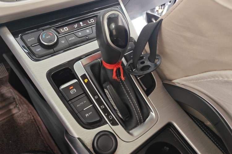 Used Geely Auto Emgrand X7 Sport 2018 1.8TD Automatic Two-Wheel Drive Zhiya Model Gear Lever