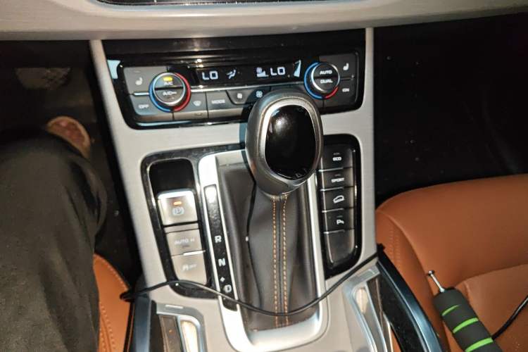 Used Geely Auto Emgrand X7 Sport 2018 1.8TD Automatic Two-Wheel Drive ZhiZun Model with 4G Connectivity Gear Lever