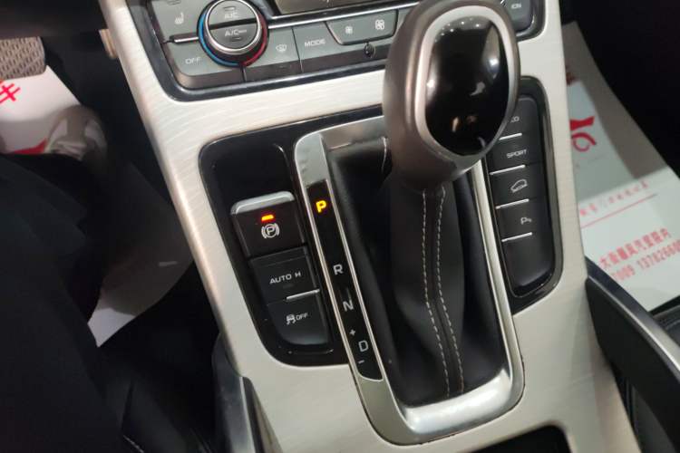 Used Geely Auto Emgrand X7 Sport 2018 1.8TD Automatic Two-Wheel Drive Smart Connect 4G Internet Edition Gear Lever