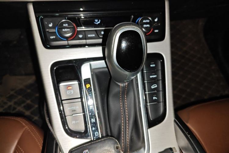 Used Geely Auto Emgrand X7 Sport 2018 1.8TD Automatic Two-Wheel Drive ZhiZun Model with 4G Connectivity Gear Lever