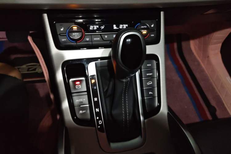 Used Geely Auto Emgrand X7 Sport 2018 1.8TD Automatic Two-Wheel Drive Smart 4G Connected Version Gear Lever