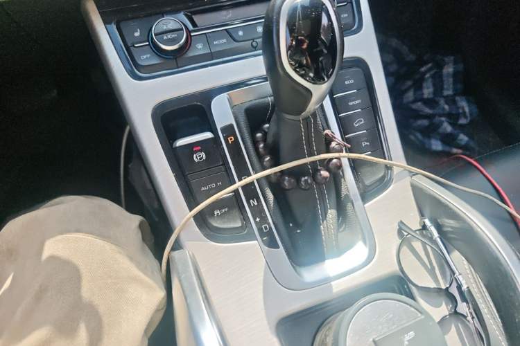 Used Geely Auto Emgrand X7 Sport 2018 1.8TD Automatic Two-Wheel Drive Smart Connect 4G Internet Edition Gear Lever