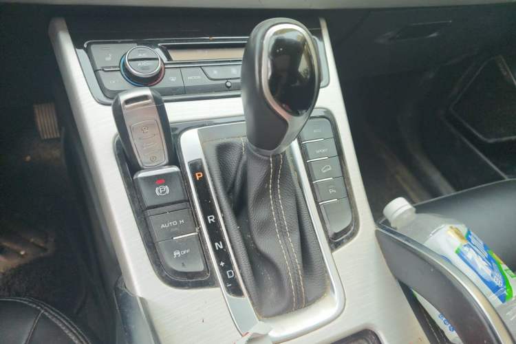 Used Geely Auto Emgrand X7 Sport 2018 1.8TD Automatic Two-Wheel Drive Smart Connect 4G Internet Edition Gear Lever