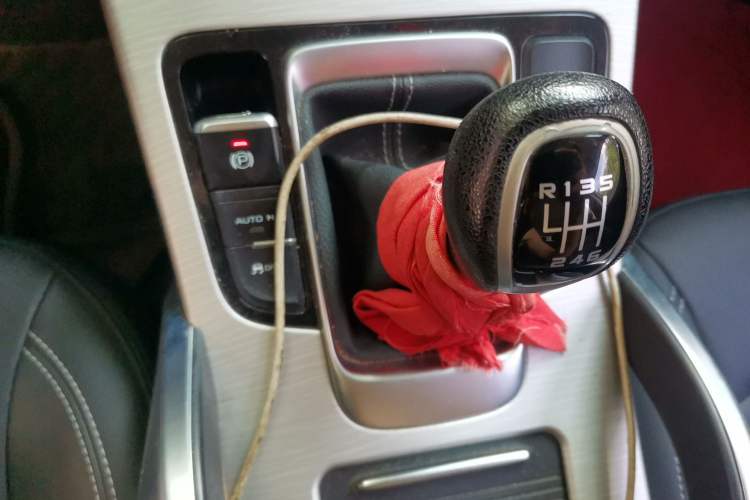Used Geely Auto Emgrand X7 Sport 2018 1.8TD Manual Two-Wheel Drive Zhiya Model Gear Lever