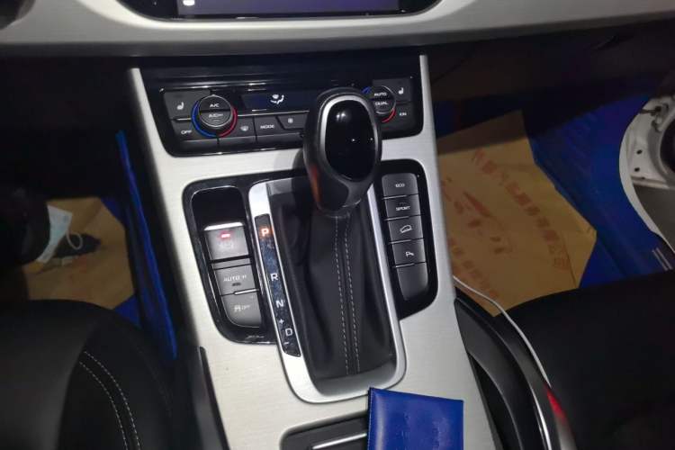 Used Geely Auto Emgrand X7 Sport 2018 1.8TD Automatic Two-Wheel Drive Smart Connect 4G Internet Edition Gear Lever