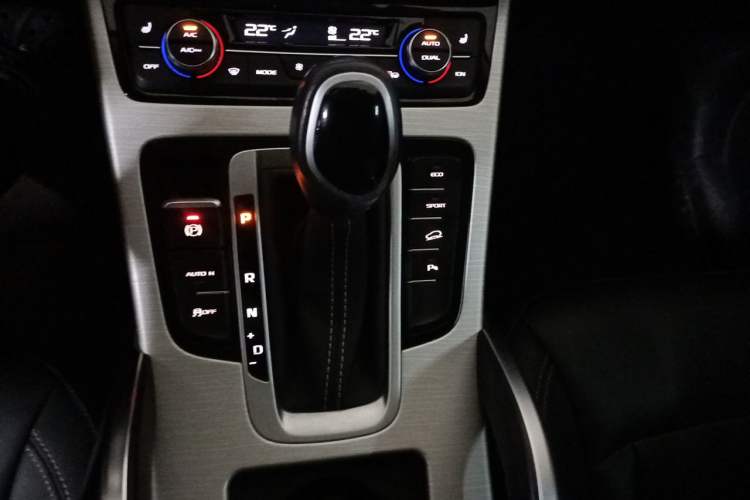 Used Geely Auto Emgrand X7 Sport 2018 1.8TD Automatic Two-Wheel Drive Smart Connect 4G Internet Edition Gear Lever