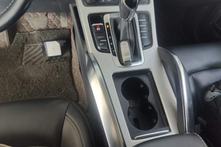 Used Geely Auto Emgrand X7 Sport 2018 1.8TD Automatic Two-Wheel Drive Smart Connect 4G Internet Edition Gear Lever