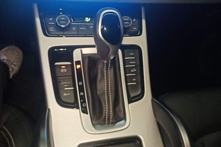Used Geely Auto Emgrand X7 Sport 2018 1.8TD Automatic Two-Wheel Drive Smart Connect 4G Internet Edition Gear Lever