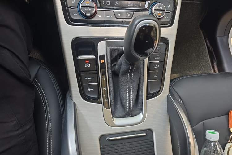 Used Geely Auto Emgrand X7 Sport 2018 1.8TD Automatic Two-Wheel Drive Smart Connect 4G Internet Edition Gear Lever