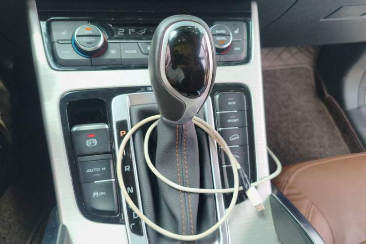 Used Geely Auto Emgrand X7 Sport 2018 1.8TD Automatic Two-Wheel Drive ZhiZun Model with 4G Connectivity Gear Lever