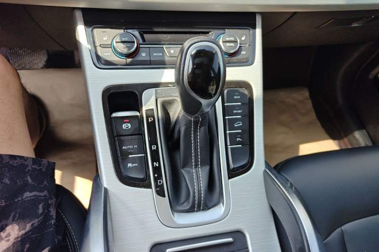 Used Geely Auto Emgrand X7 Sport 2018 1.8TD Automatic Two-Wheel Drive Smart Connect 4G Internet Edition Gear Lever