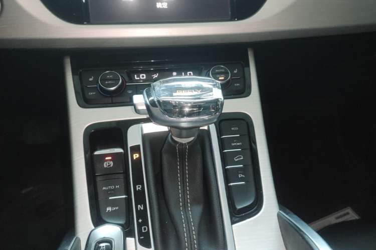 Used Geely Auto Emgrand X7 Sport 2018 1.8TD Automatic Two-Wheel Drive Smart Connect 4G Internet Edition Gear Lever