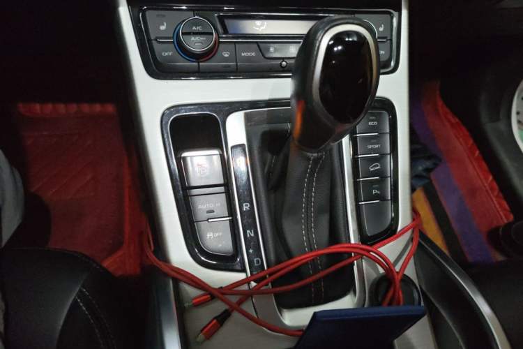 Used Geely Auto Emgrand X7 Sport 2018 1.8TD Automatic Two-Wheel Drive Smart Connect 4G Internet Edition Gear Lever