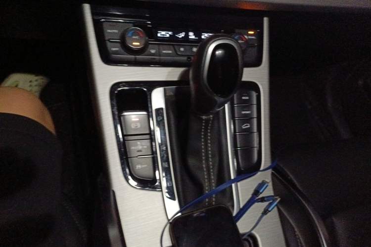 Used Geely Auto Emgrand X7 Sport 2018 1.8TD Automatic Two-Wheel Drive Zhiya Model Gear Lever