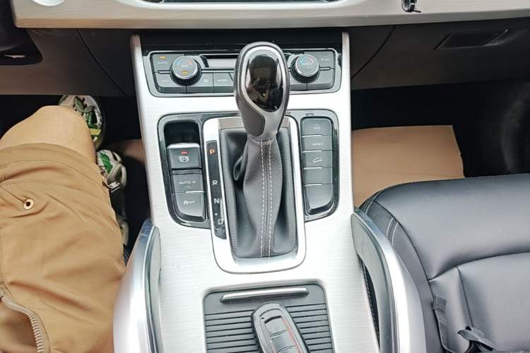 Used Geely Auto Emgrand X7 Sport 2018 1.8TD Automatic Two-Wheel Drive Zhiya Model Gear Lever