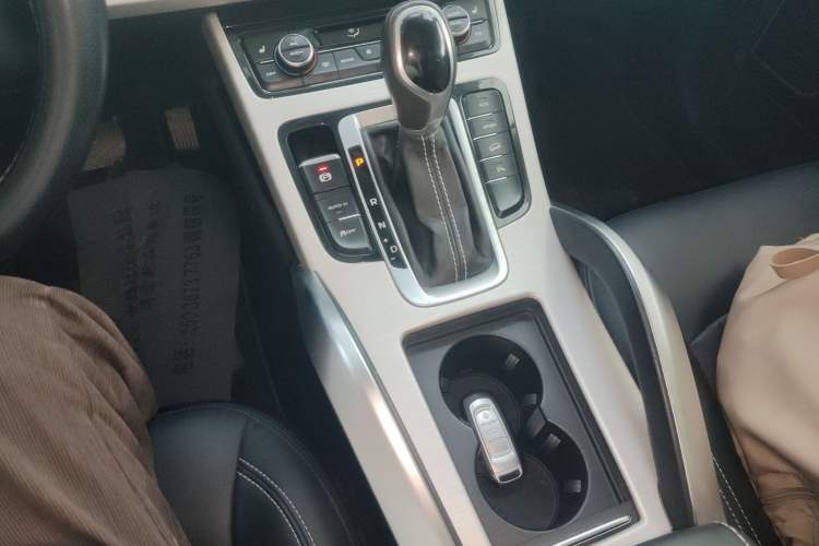Used Geely Auto Emgrand X7 Sport 2018 1.8TD Automatic Two-Wheel Drive Smart Connect 4G Internet Edition Gear Lever