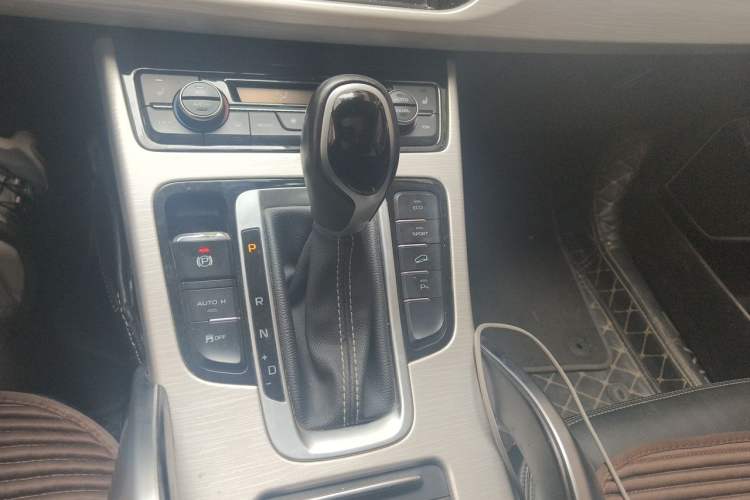 Used Geely Auto Emgrand X7 Sport 2018 1.8TD Automatic Two-Wheel Drive Smart Connect 4G Internet Edition Gear Lever